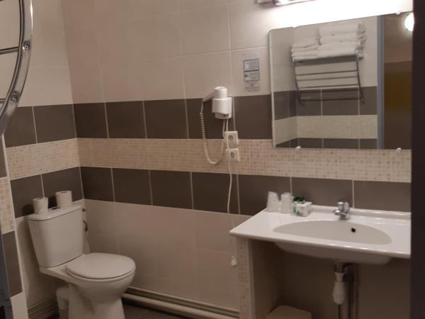 Hôtel Des Arts, Artisanal et Indépendant : photo 1 de la chambre chambre familiale avec baignoire