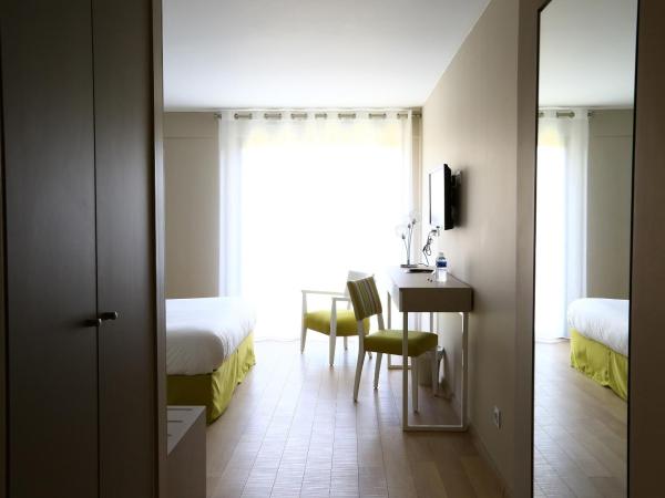 Domaine de la Petite Isle - Luberon : photo 3 de la chambre chambre double ou lits jumeaux deluxe - vue sur rivière