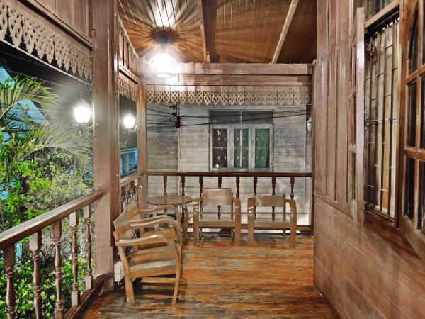 Huan Kawin Est.58 Lanna Home & Collection : photo 10 de la chambre suite familiale avec balcon (10 adultes)