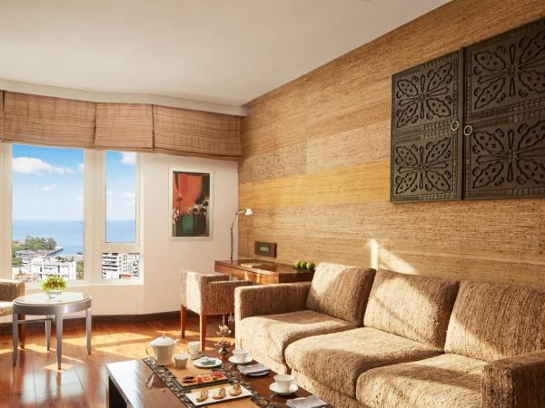 President - IHCL SeleQtions : photo 3 de la chambre suite exécutive avec lit king-size - vue partielle sur mer