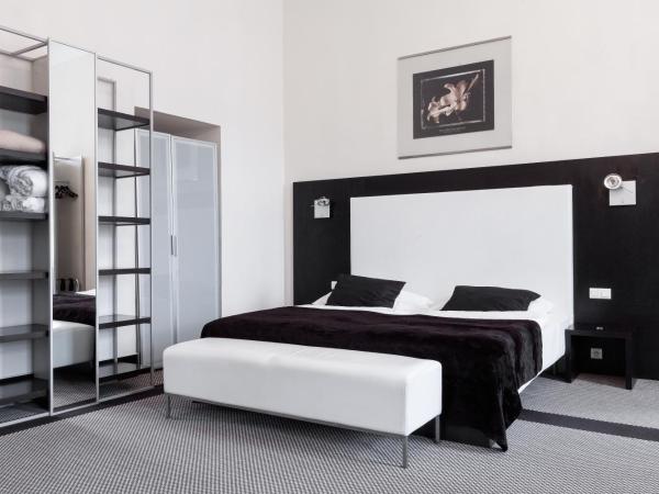 Old Town Square Residence by Emblem : photo 2 de la chambre suite exécutive avec balcon