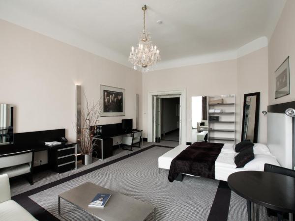 Old Town Square Residence by Emblem : photo 2 de la chambre suite junior