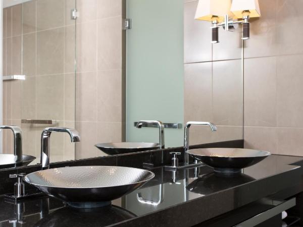 Hyatt Regency Dusseldorf : photo 6 de la chambre chambre lit king-size deluxe - vue sur port