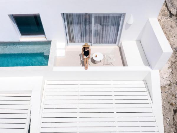 Lilium Hotel Santorini : photo 8 de la chambre suite lune de miel avec jacuzzi et vue sur volcan