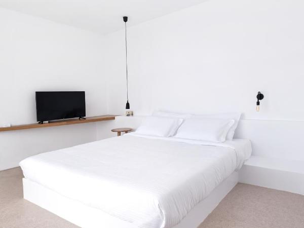 Lilium Hotel Santorini : photo 9 de la chambre suite lune de miel avec jacuzzi et vue sur volcan