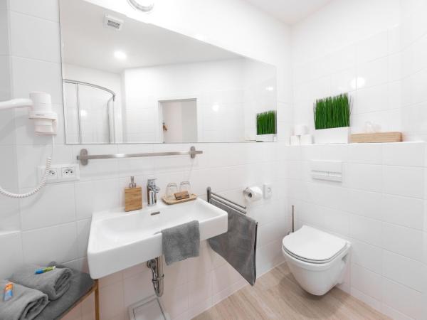 Jacob Brno : photo 7 de la chambre chambre double avec salle de bains privative - vue sur place