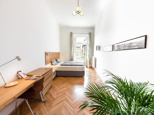 Jacob Brno : photo 1 de la chambre chambre double avec salle de bains privative - vue sur place