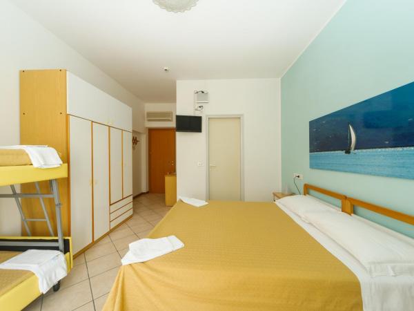 Albergo Roma Spiaggia : photo 6 de la chambre chambre familiale avec balcon