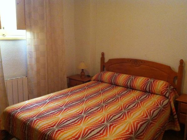 Pension La Milagrosa : photo 3 de la chambre chambre double avec lit d'appoint et salle de bains privative