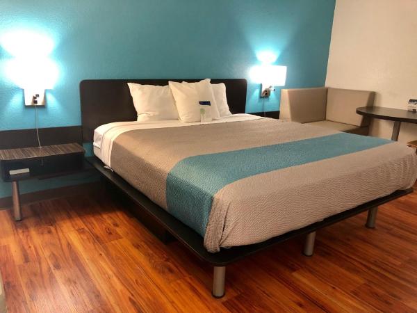 Motel 6-Nashville, TN - Airport : photo 9 de la chambre chambre lit king-size - accessible aux personnes à mobilité réduite - non-fumeurs