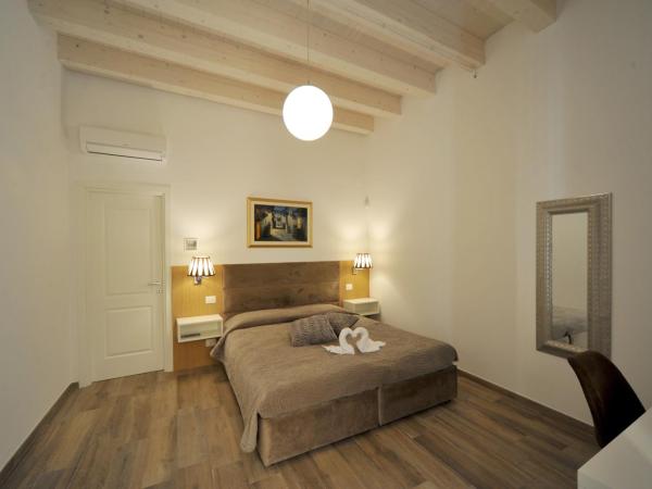 B&B Palazzo San Michele : photo 7 de la chambre chambre double ou lits jumeaux supérieure avec vue sur ville