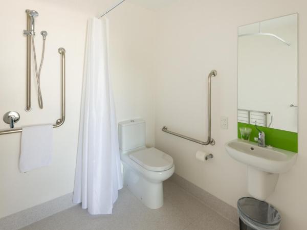 LyLo Queenstown : photo 7 de la chambre chambre quadruple avec salle de bains privative