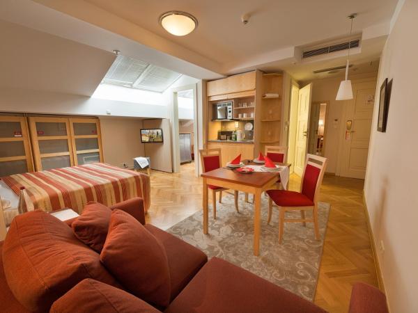 EA Hotel Julis : photo 4 de la chambre studio lit king-size avec canapé-lit