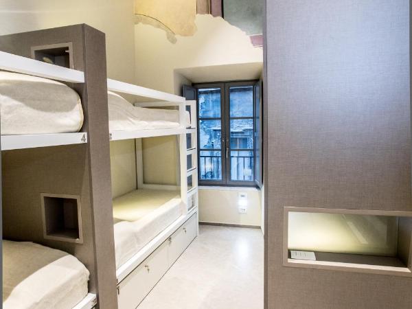 Little Italy Hostel Ex Chiesa S Donato : photo 3 de la chambre lit dans dortoir mixte de 8 lits