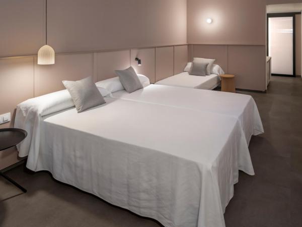 GHT Miratge - Only Adults 18 and up : photo 1 de la chambre chambre double ou lits jumeaux avec lit d'appoint - vue sur ville