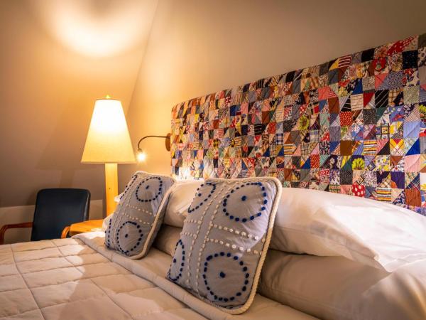 Hotel Broad Ripple : photo 7 de la chambre chambre lit king-size avec balcon