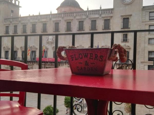 Old Center Inn Alicante : photo 1 de la chambre chambre quadruple avec salle de bains commune