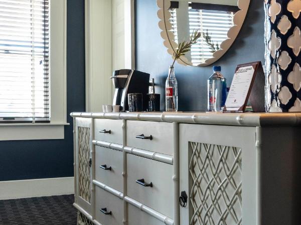 Hotel Broad Ripple : photo 8 de la chambre chambre lit king-size avec balcon