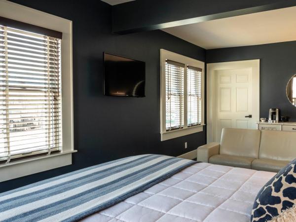 Hotel Broad Ripple : photo 9 de la chambre chambre lit king-size avec balcon