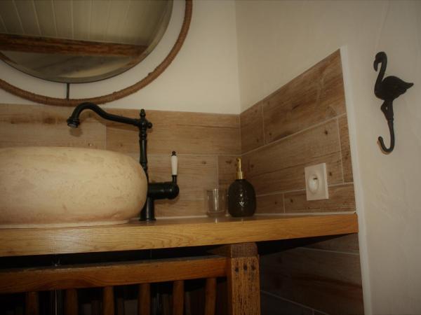 Mas Fandelou : photo 2 de la chambre chambre lit queen-size - vue sur jardin