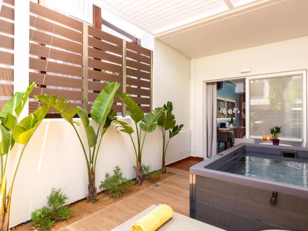 Atrium Ambiance Hotel : photo 10 de la chambre suite junior avec bain à remous