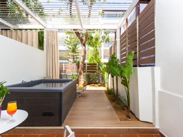 Atrium Ambiance Hotel : photo 4 de la chambre suite junior avec bain à remous