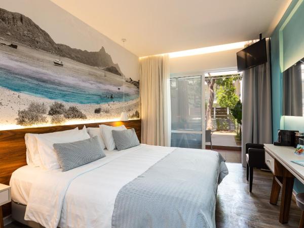 Atrium Ambiance Hotel : photo 1 de la chambre suite junior avec bain à remous