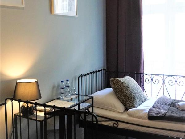 Expolis Residence - City Center MTP TARGI - 24h #betterthanyourEX : photo 4 de la chambre chambre lits jumeaux avec salle de bains privative