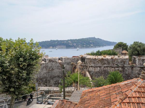 Le Vauban : photo 2 de la chambre chambre lit queen-size - vue sur mer