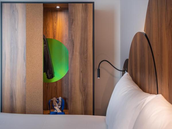 ibis Styles Paris Meteor Avenue d'Italie : photo 6 de la chambre chambre quadruple standard avec 1 lit double et 2 lits simples