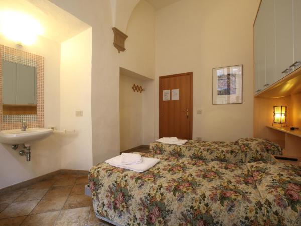 HostelCiompi : photo 2 de la chambre chambre lits jumeaux avec salle de bains commune