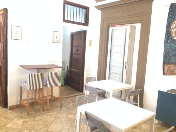 HostelCiompi : photo 6 de la chambre chambre simple avec salle de bains commune