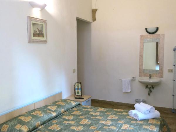 HostelCiompi : photo 6 de la chambre chambre double avec salle de bains commune