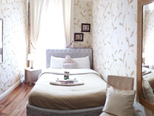 Donnybrook Hall : photo 1 de la chambre chambre simple avec salle de bains extérieure privative