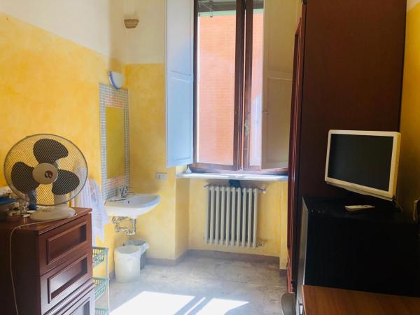 HostelCiompi : photo 2 de la chambre chambre simple avec salle de bains commune