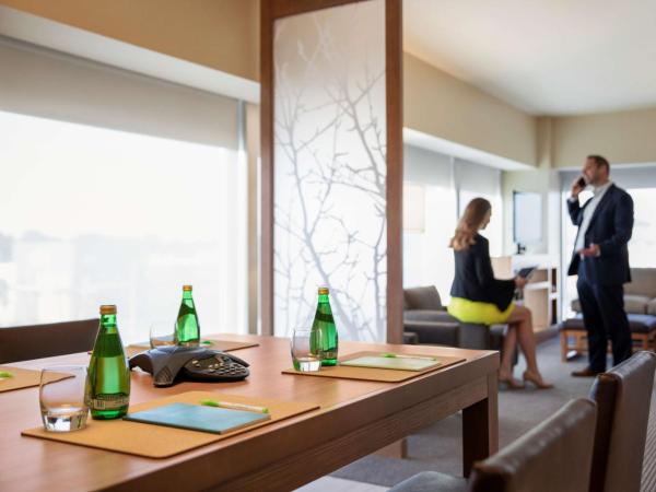 Hyatt Place Virginia Beach Town Center : photo 10 de la chambre suite 1 chambre lit king-size avec canapé-lit