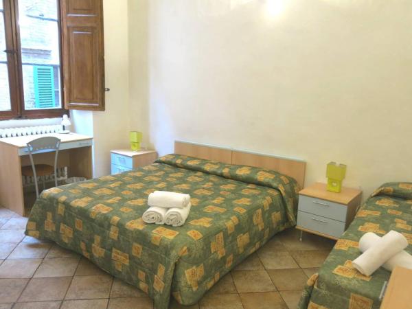 HostelCiompi : photo 6 de la chambre chambre triple avec salle de bains privative