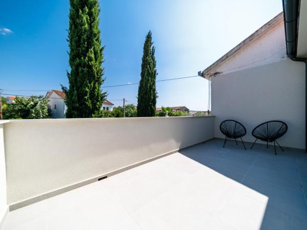 Mari House : photo 10 de la chambre appartement - vue sur piscine 