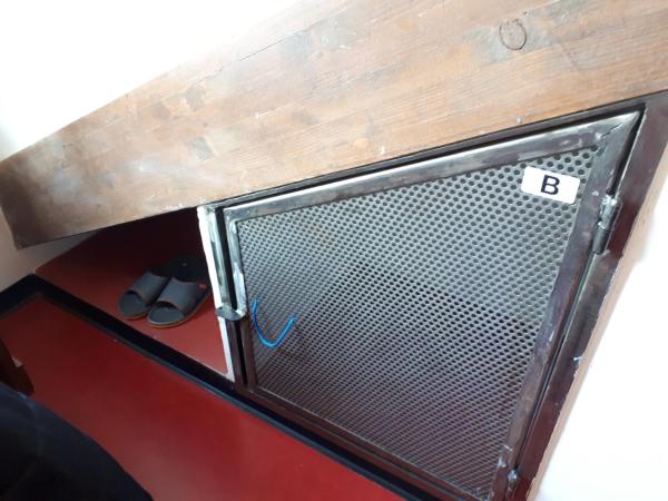 Attic Hostel Torino : photo 9 de la chambre chambre lits jumeaux avec salle de bains commune