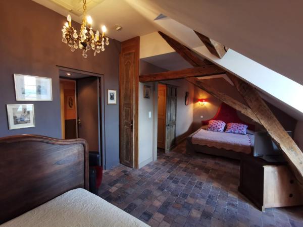 Au 16 Place Saint Louis : photo 10 de la chambre pourpre et or