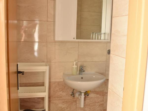 Guest House Mićin : photo 7 de la chambre chambre triple avec balcon