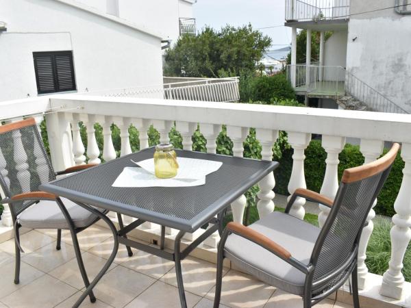 Guest House Mićin : photo 1 de la chambre chambre triple avec balcon