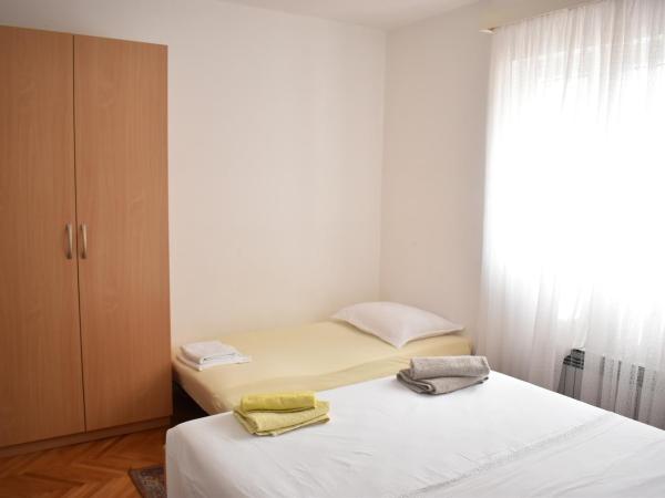 Guest House Mićin : photo 4 de la chambre chambre triple avec balcon