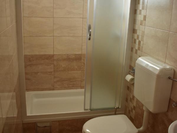 Guest House Mićin : photo 8 de la chambre chambre triple avec balcon