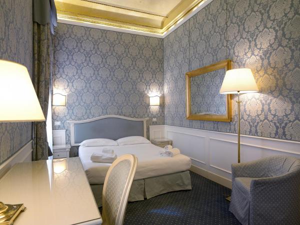 Corte Barozzi Venice Suites : photo 10 de la chambre chambre de luxe double ou lits jumeaux avec vue sur le canal