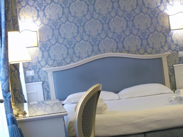 Corte Barozzi Venice Suites : photo 6 de la chambre chambre de luxe double ou lits jumeaux avec vue sur le canal
