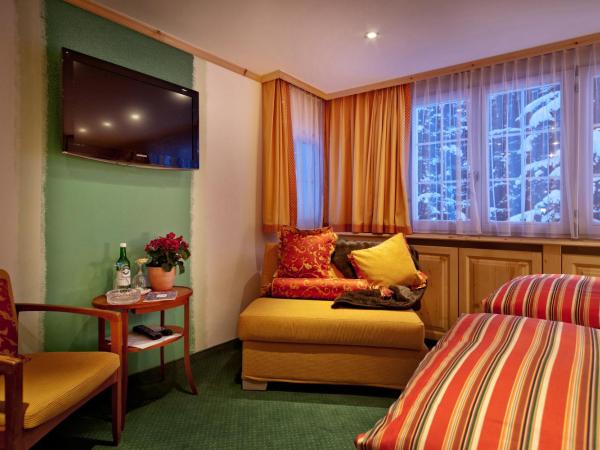 Hotel Arlenwald : photo 3 de la chambre chambre triple – vue sur montagne