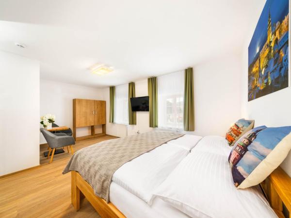 Hotel Garni Villa Areka : photo 8 de la chambre chambre double deluxe avec vue sur château