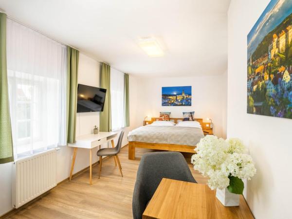 Hotel Garni Villa Areka : photo 5 de la chambre chambre double deluxe avec vue sur château