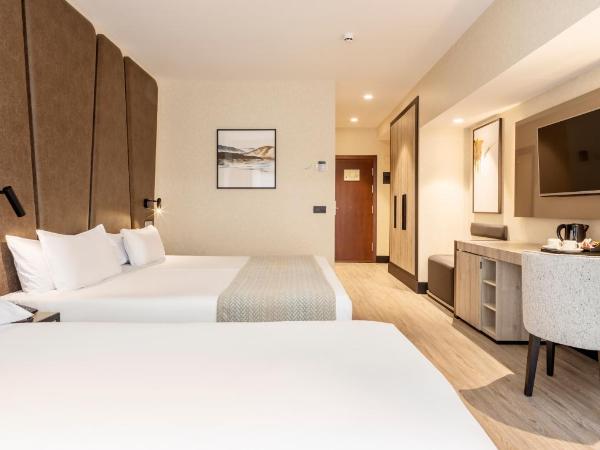Ilunion Málaga : photo 1 de la chambre chambre double avec lit d'appoint (3 adultes)